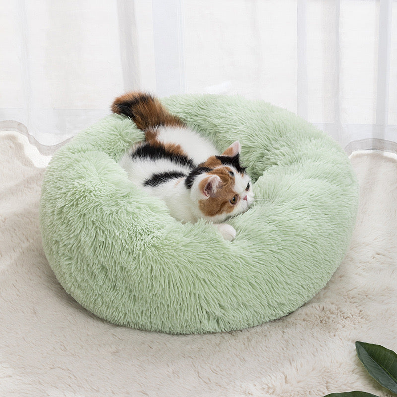 Round deluxe plush dog bed